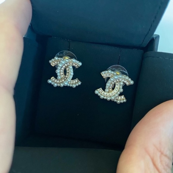 Chanel pearl studs - Picture 4 of 4